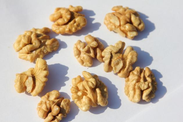 "light" walnut kernels, halves