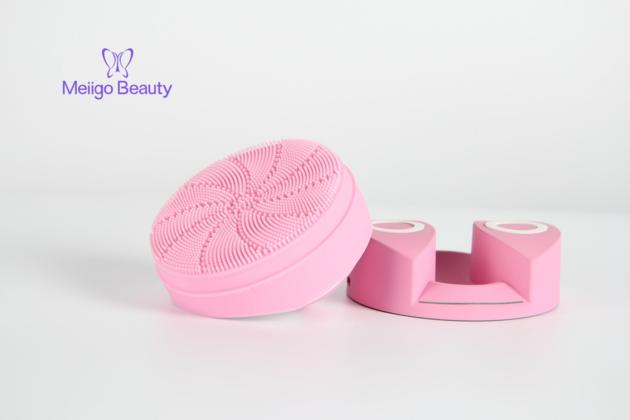Wireless charging silicone facial cleansing brush