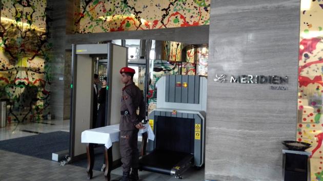 X Ray Luggage Scanner Walk Through