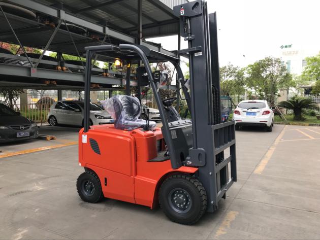 EL2ton ECTRIC COUNTERBALANCE FORKLIFT TRUCKS