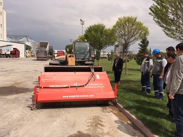 TRACTOR MOUNTED ROAD SWEEPER WITH BUCKET