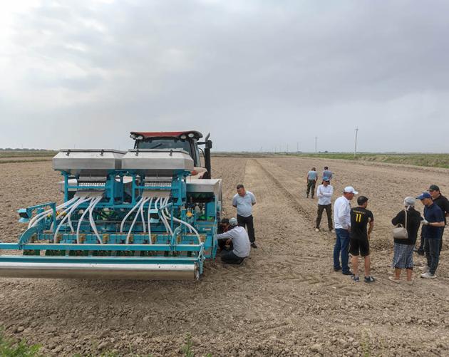 24 Rows Seeding Fertilizing Machine For