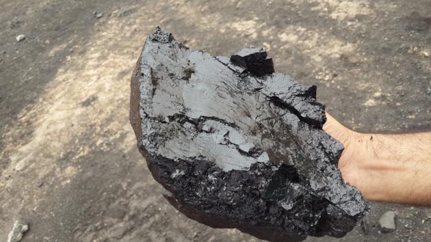 Gilsonite lump with ash percentage between Zero and 25.