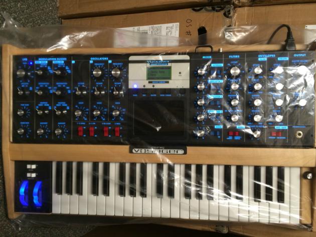  Moog Minimoog Voyager Sellect Maple Edition Electric Blue Analog Synth---1700Euro