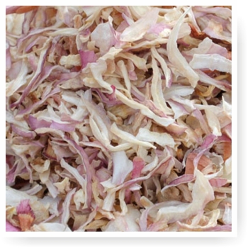 Dehydrated pink onion flakes