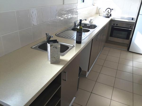 Quartz Stone Solid Color for Kitchen Countertop Thickness 2cm or 3cm with High Gloss and Hardness