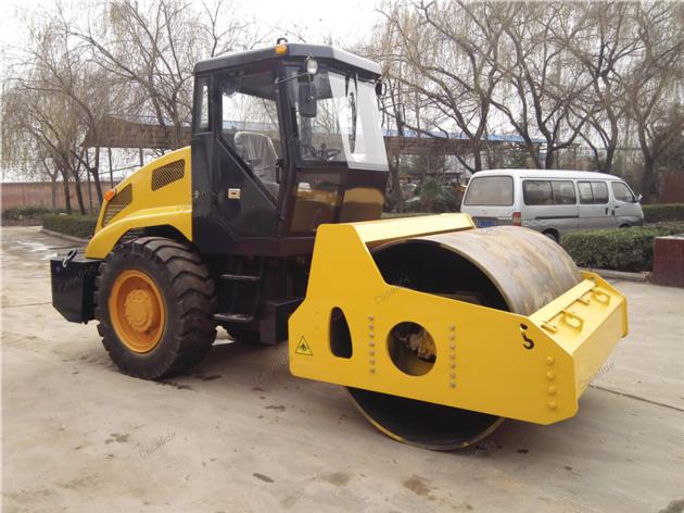  Ride-on vibratory roller 8 ton steel vibratory roller single Drum Roller for seal Ride-on vibratory