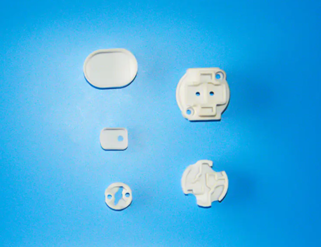 Ceramic lamp holder with good insulation