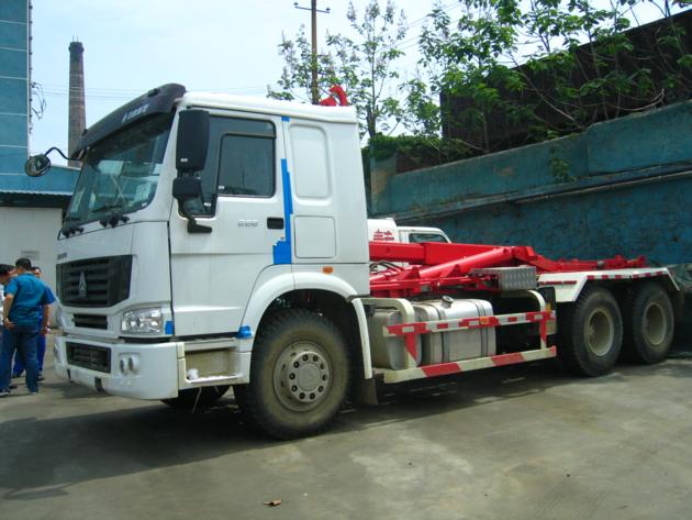 SINOTRUK HOOK LIFT GARBAGE TRUCK 17T