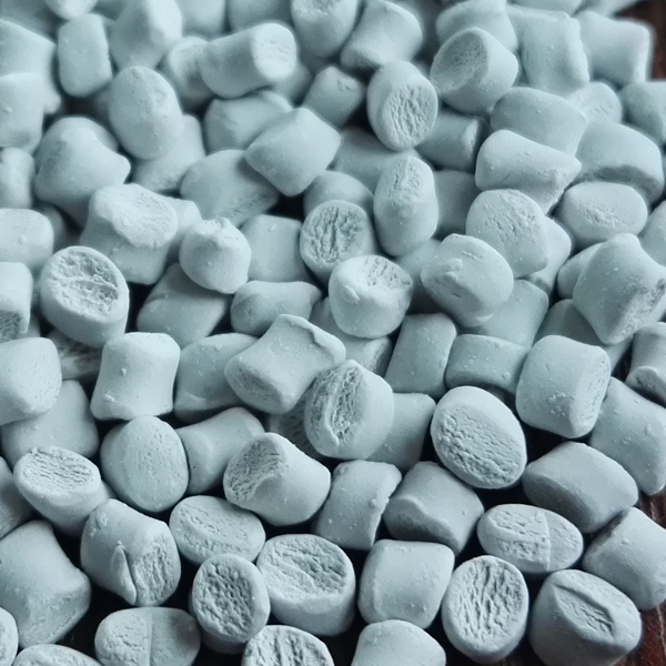 Desiccant masterbatch