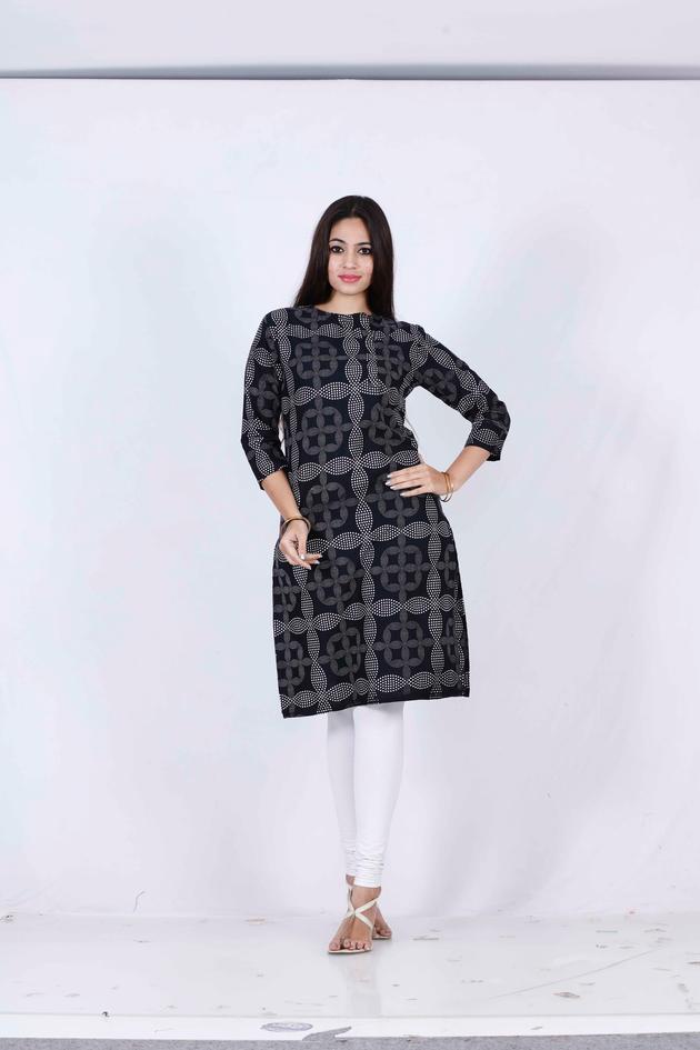  women wear Kurtis