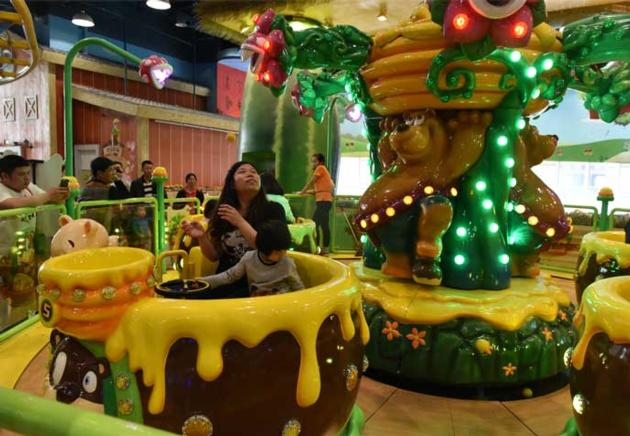 Bear & Honey-Looking Spinning Cups Ride