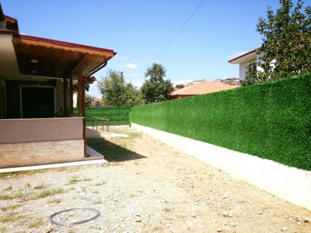 DECORGRASS ARTIFICIAL GRASS CHAINLINK FENCE