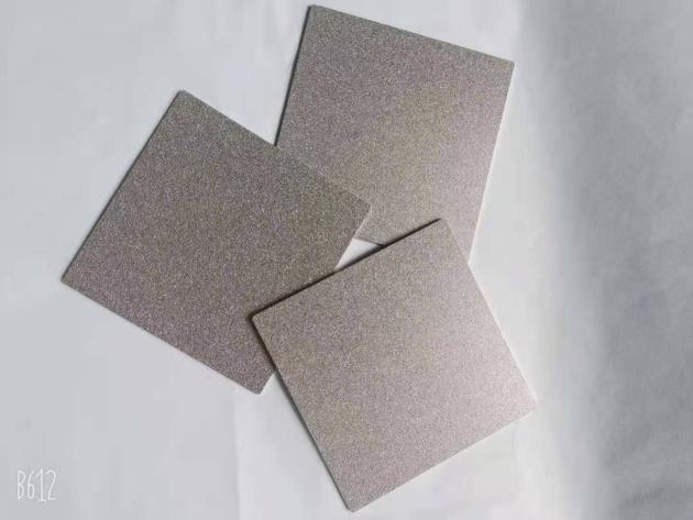 Sintered porous titanium plate for electrode of PEM electrolysers