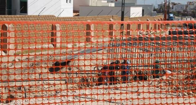 Versatile Barrier Fence with Square Mesh Opening