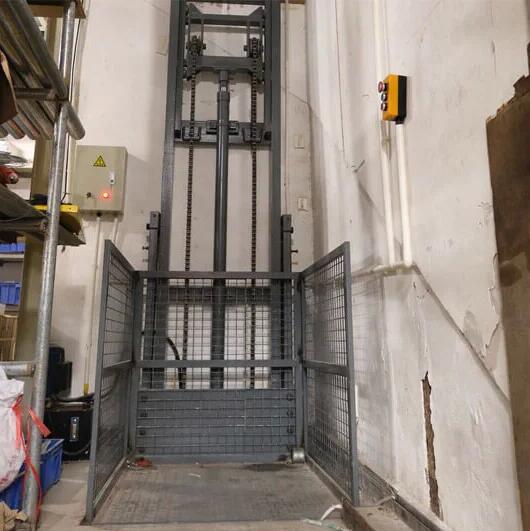 WAREHOUSE CARGO LIFT