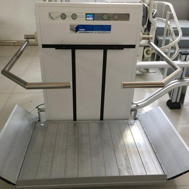 Inclined wheelchair lift