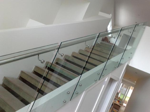 SS304 Railings and clear laminated glass