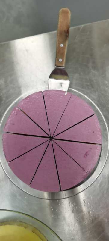 Ultrasonic Neatly Cut Chocolate Butter Cake