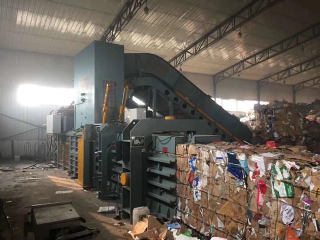 Horizontal waste paper baling machine with conveyor