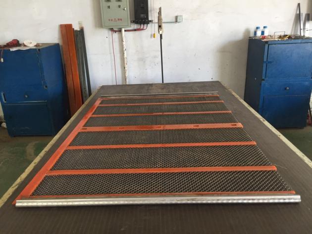 Selfcleaning Screen For Mining