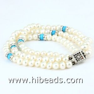 white cultured freshwater pearl bracelet