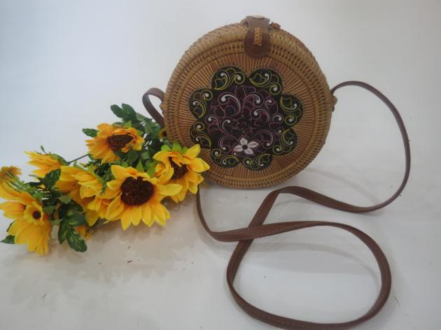 Unique hand-woven handbag design