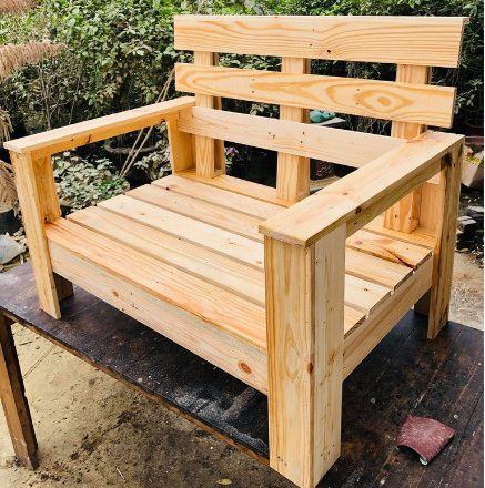 Pallet sofa with arm