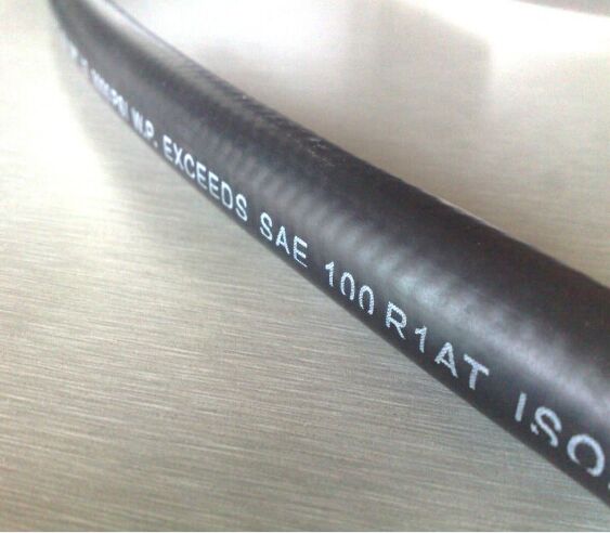 Smooth surface hydraulic hose 
