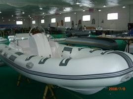 Inflatable boat-rigid inflatable boat
