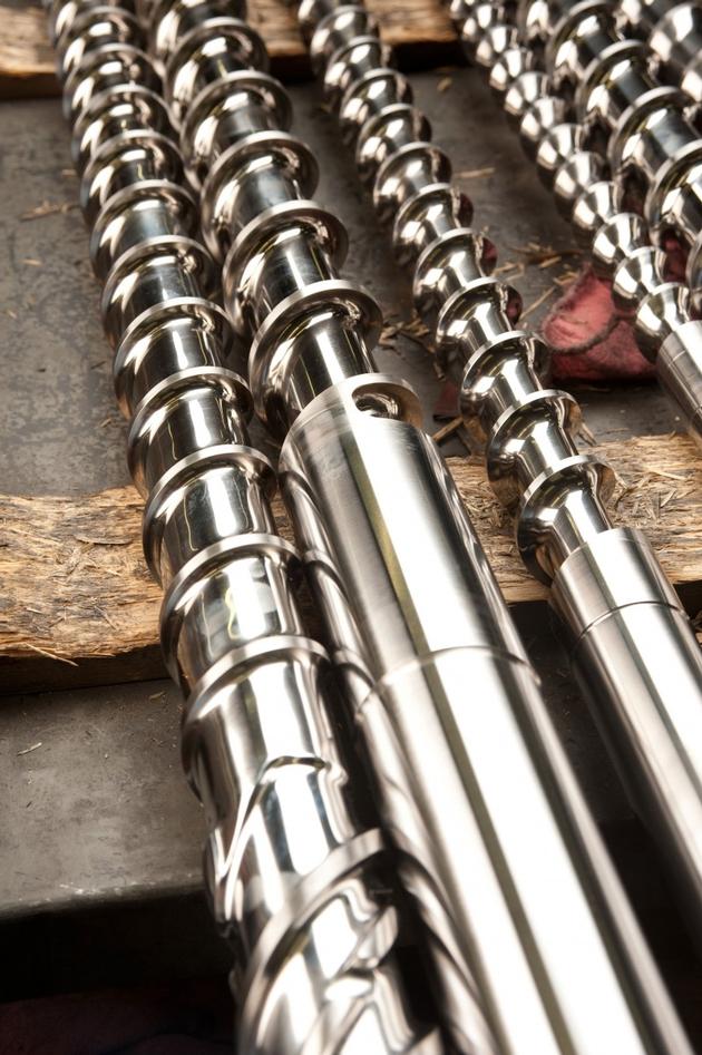 Anti-friction screw barrel for extruder machine