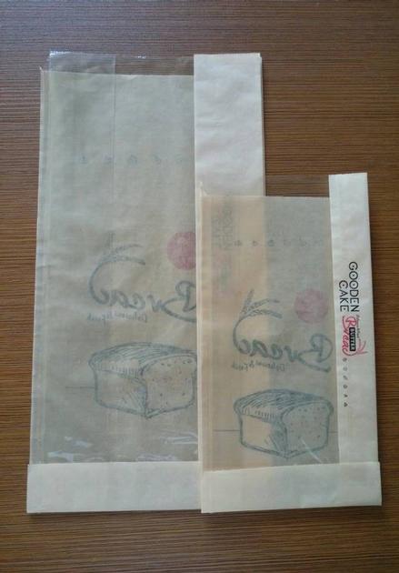 Bread wrapping bag with a clear back 