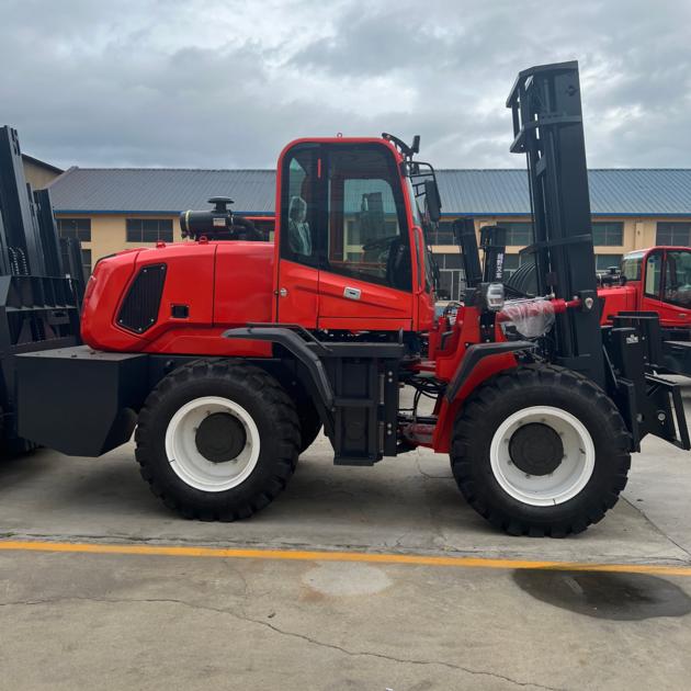 Four-wheel drive off-road forklift