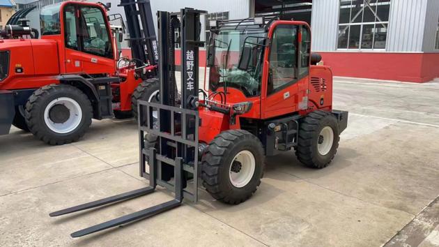 Four-wheel drive off-road forklift