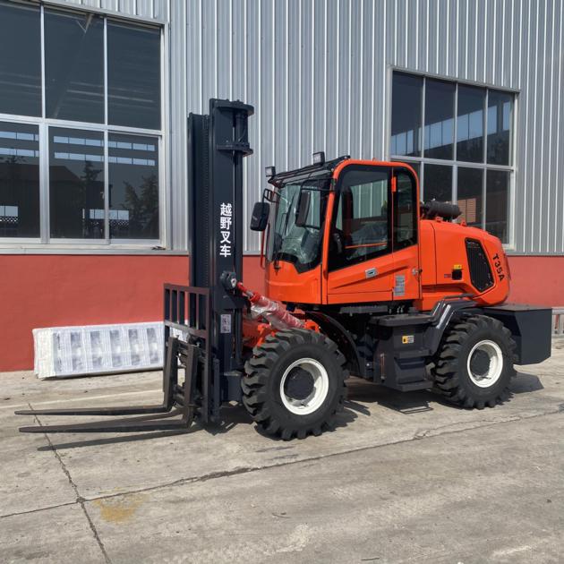 Four-wheel drive off-road forklift