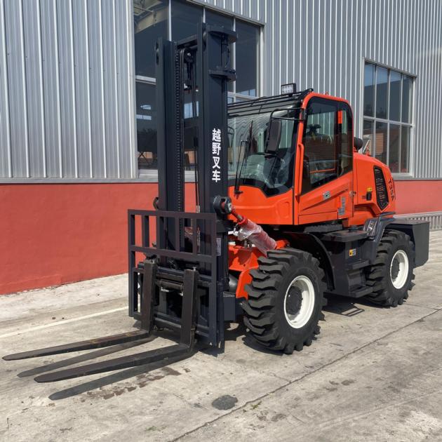 Four-wheel drive off-road forklift