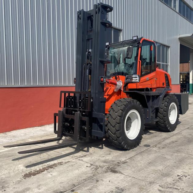 Four-wheel drive off-road forklift