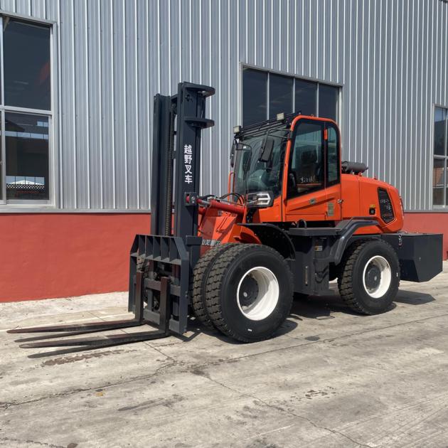 Four-wheel drive off-road forklift