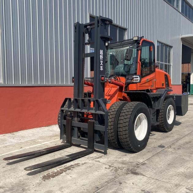 Four-wheel drive off-road forklift