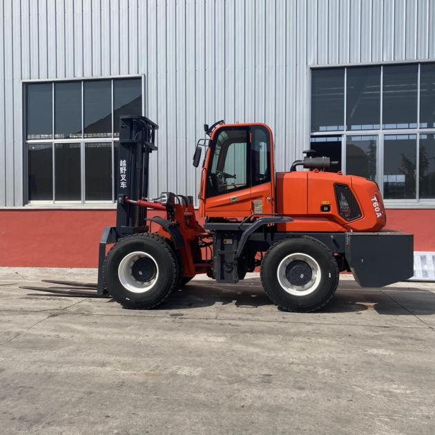 Four-wheel drive off-road forklift