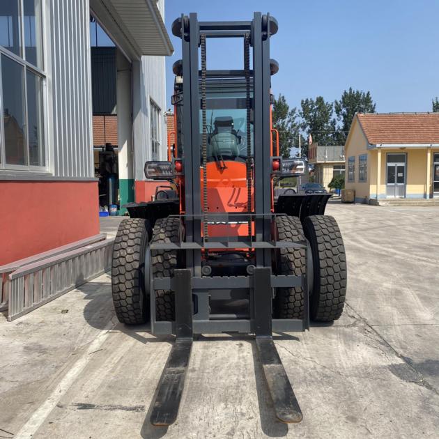 Four-wheel drive off-road forklift