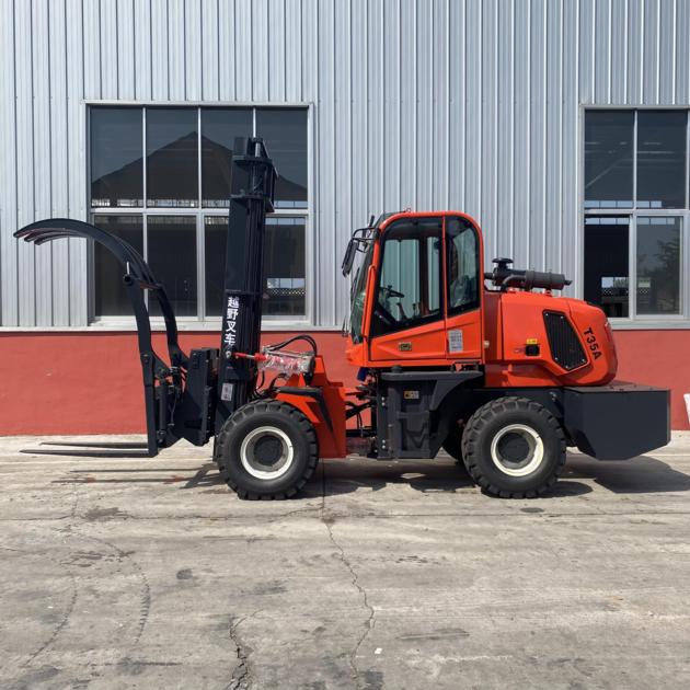 Four-wheel drive off-road forklift