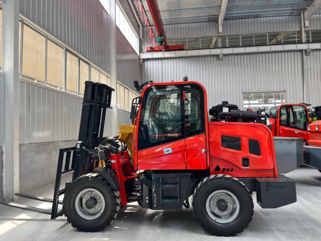 Four-wheel drive off-road forklift