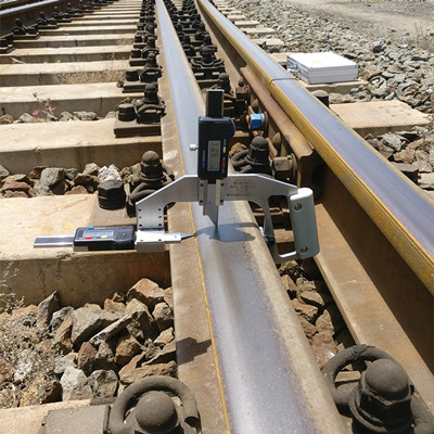 Digital rail wear gauge for track measurement