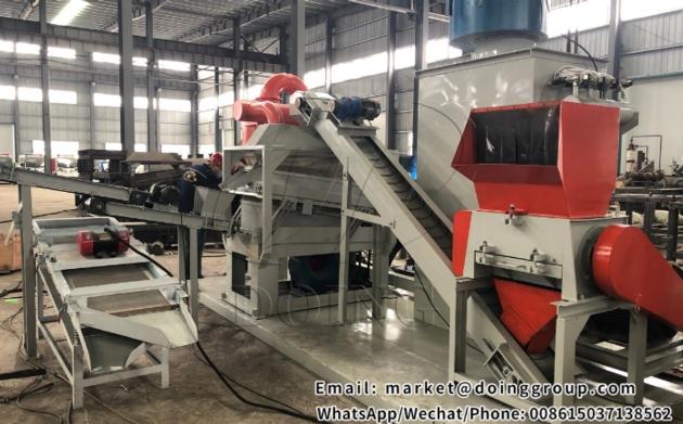 Waste cable wire crushing and separating machine