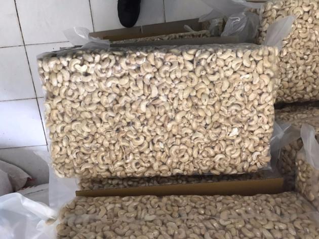 Raw And Processed Cashew Nuts For