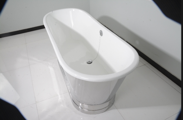 Cast Iron Bathtub In A Mirror