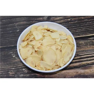 Dried garlic flakes