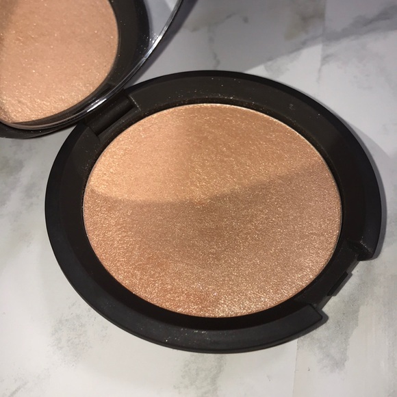 Becca Cosmetics Champagne Pop