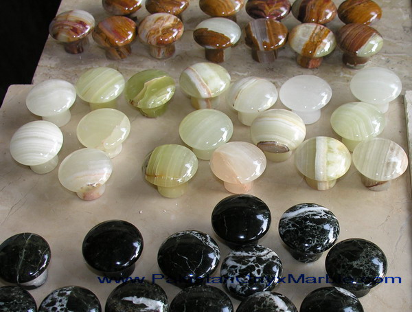 ONYX KNOBS AND PULLS COLLECTION